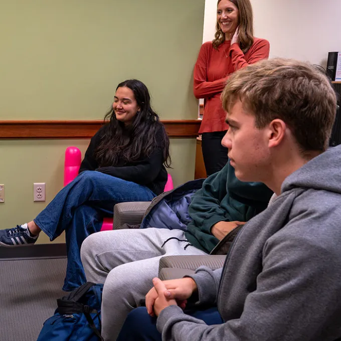 Reeves Oyster, ‘19 (left), visited campus to discuss her experiences working with political campaigns with students Hannah La Porte (second from left), Daniel Niu and Ben Lumi (right). Susan Craig (standing), associate director of the government, policy and social impact career community, said the community boasts 1,400 alumni who are a willing resource for students and one another. (Photo: Sid Hastings/WashU)